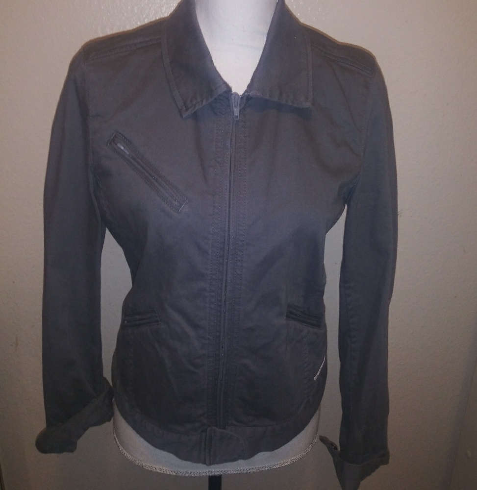 Selling a jean jacket from the Calvin Klein saze S